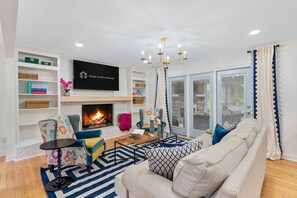 Smart TV, fireplace, video games, ping pong - The Raleigh Resort House w/ pool+hot tub+ game room (raleigh)