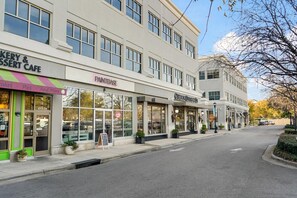 Exterior - 4BR, Best Location, Pool, Hot tub, Game Room (raleigh)