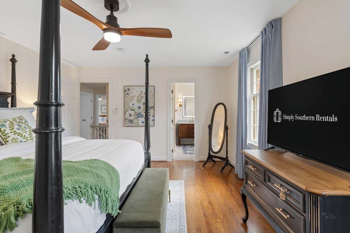 4 bedrooms, desk, iron/ironing board, WiFi (free)