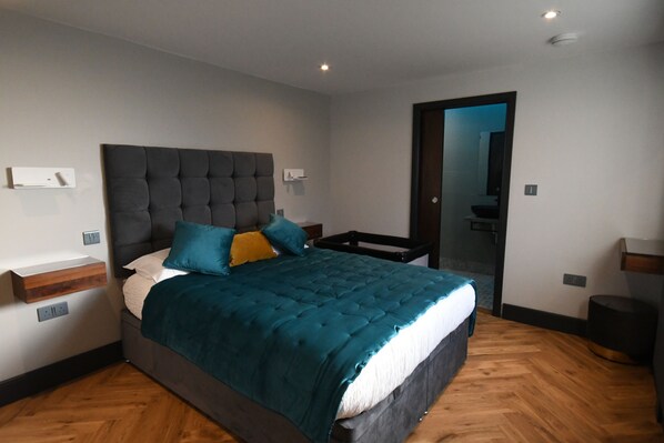 2 bedrooms, iron/ironing board, travel cot, free WiFi