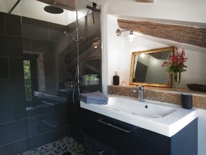 Suihku, hiustenkuivaaja, pyyhkeet, saippua