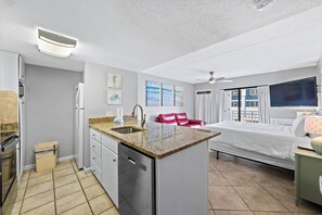 Iron/ironing board, free WiFi, bed sheets - ⭐Outdoor Pool | Walk to Beach | Sugar Beach 104⭐ (Orange Beach)