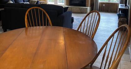 3-bedroom family friendly home on 4 acres near Hermann with WiFi, AC, deck