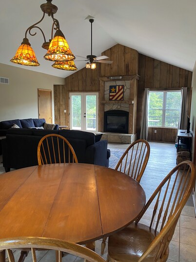 3-bedroom family friendly home on 4 acres near Hermann with WiFi, AC, deck