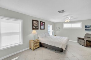 4 bedrooms, iron/ironing board, free WiFi, bed sheets - 🐬Gulf Front | Outdoor Pool + Great Amenities | Sugar Beach 340🐬 (Orange Beach)