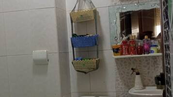 ヘアドライヤー、タオル、石鹸、シャンプー