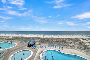 Un resort con diverse piscine, accesso alla spiaggia e zone relax.