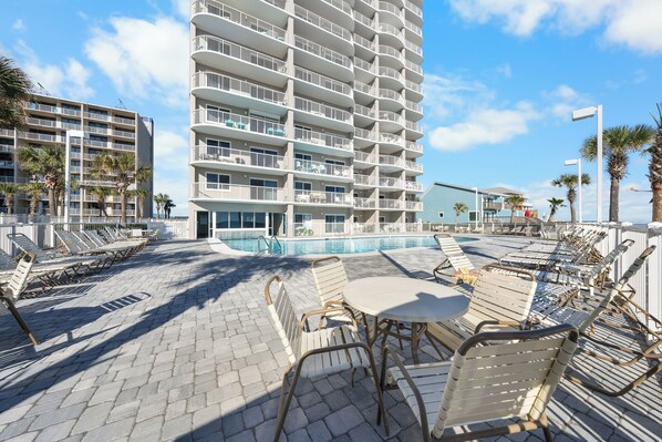 Un hôtel doté de nombreux balcons, d’un espace piscine et de coins salon extérieurs.