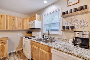 冷蔵庫、電子レンジ、オーブン、コンロ