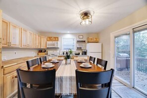 Dining - Luxury Lakefront w/kayaks | sauna | dock | pool (Tobyhanna)
