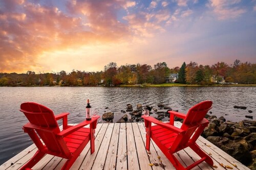 Luxury Lakefront w/kayaks | sauna | dock | pool