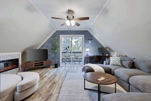 Televisión, chimenea y oficina