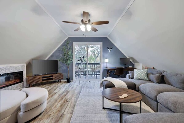 テレビ、暖炉、書斎 / ワークスペース