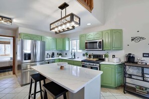 冷蔵庫、電子レンジ、オーブン、コンロ