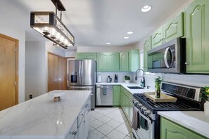 Refrigerador, microondas, horno, placa de cocina