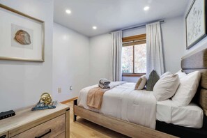 4 bedrooms, iron/ironing board, WiFi, bed sheets - Pocono Summit Lake House | Game Room | Fire Pit (Pocono Summit)