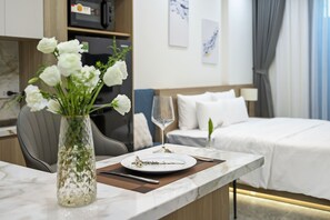 Studio Deluxe - utsikt mot staden | Matservice på rummet