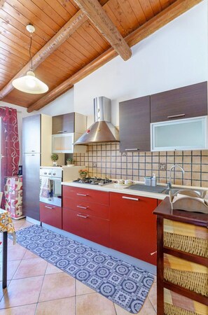 Fridge, oven, stovetop, coffee/tea maker - At Mary's House II (Catania)