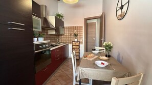 Fridge, oven, stovetop, coffee/tea maker