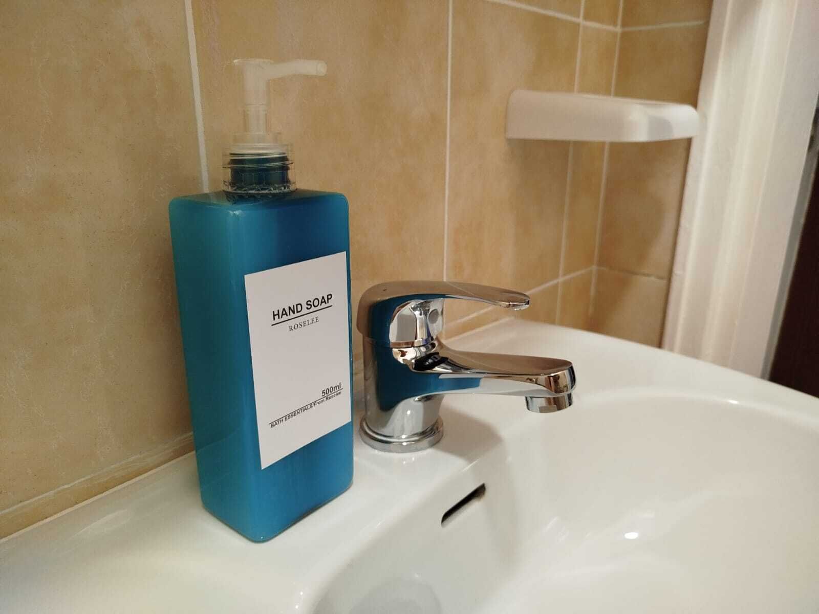 Dusj, hårføner, håndklær og såpe