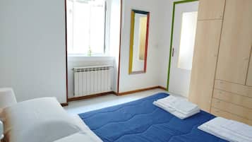 2 habitaciones, tabla de planchar con plancha, wifi y ropa de cama