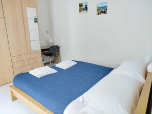2 bedrooms, iron/ironing board, WiFi, bed sheets