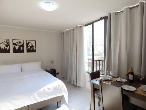 Studio apartment, subway stations and Barrio Italia nearby. WiFi.