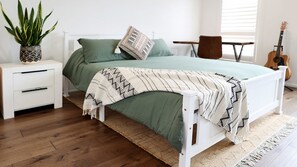 4 bedrooms, iron/ironing board, WiFi, bed sheets