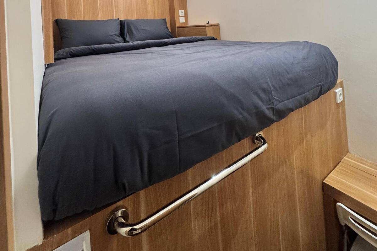 Free WiFi, bed sheets