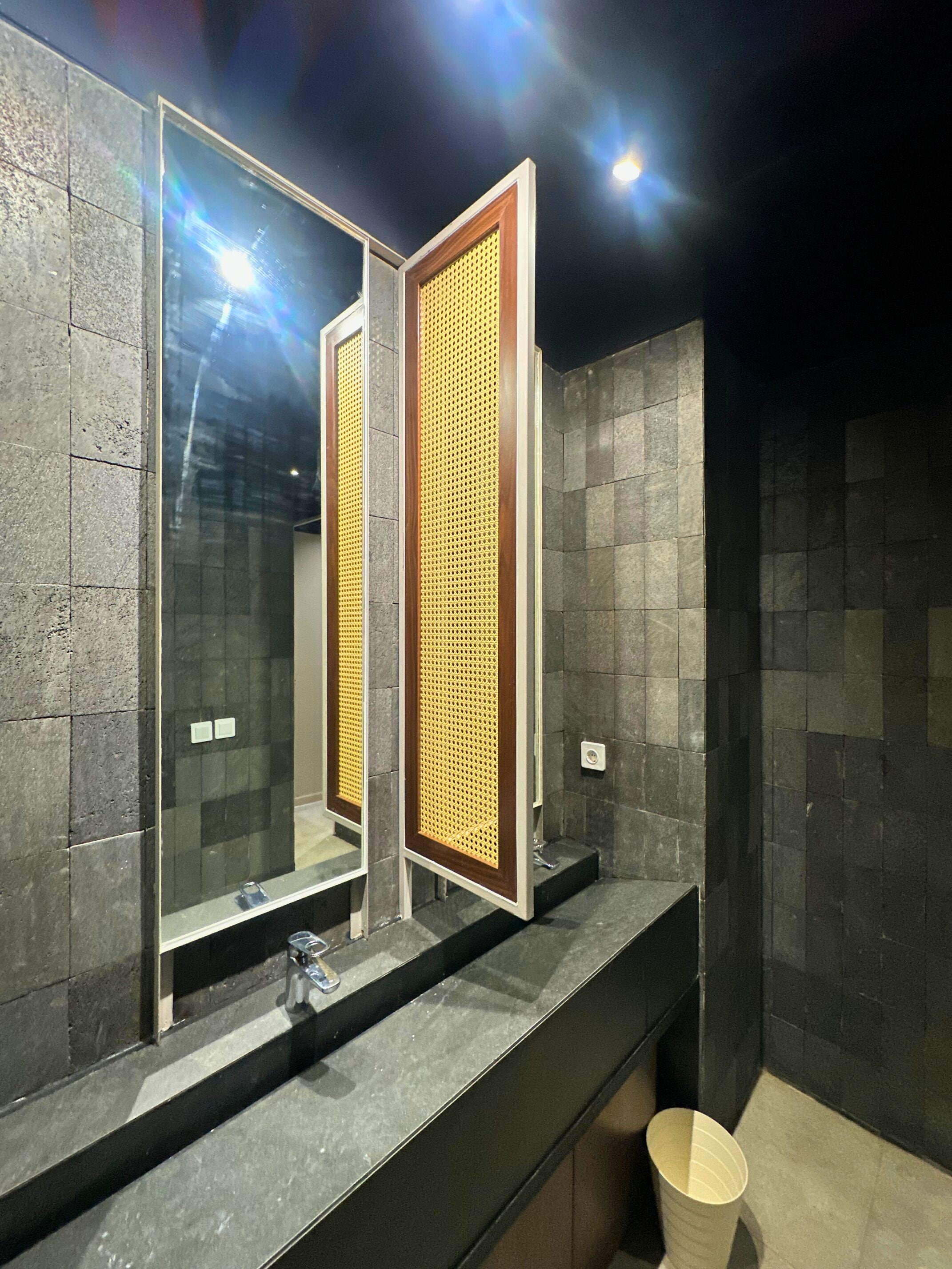 Shower, free toiletries, hair dryer, bidet