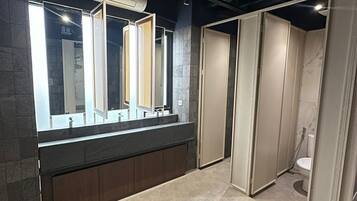 シャワー、バスアメニティ (無料)、タオル、石鹸