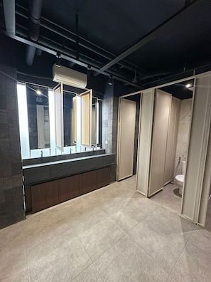 Shower, free toiletries, towels, soap