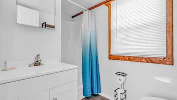 Deluxe Double Room, 2 Bedrooms, Marina View | Bathroom