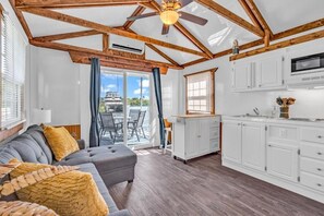 Deluxe Double Room, 2 Bedrooms, Marina View | Private kitchen