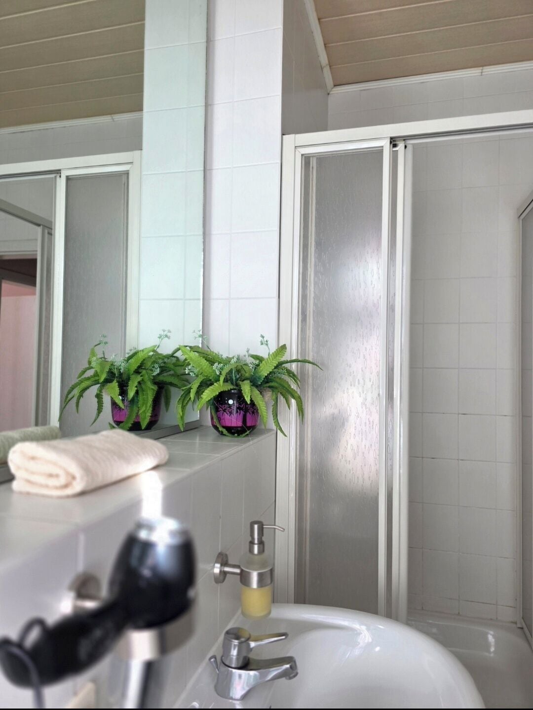 Chuveiro, produtos de toalete grátis, secador de cabelo 