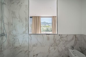 Douche, sèche-cheveux, bidet, serviettes fournies