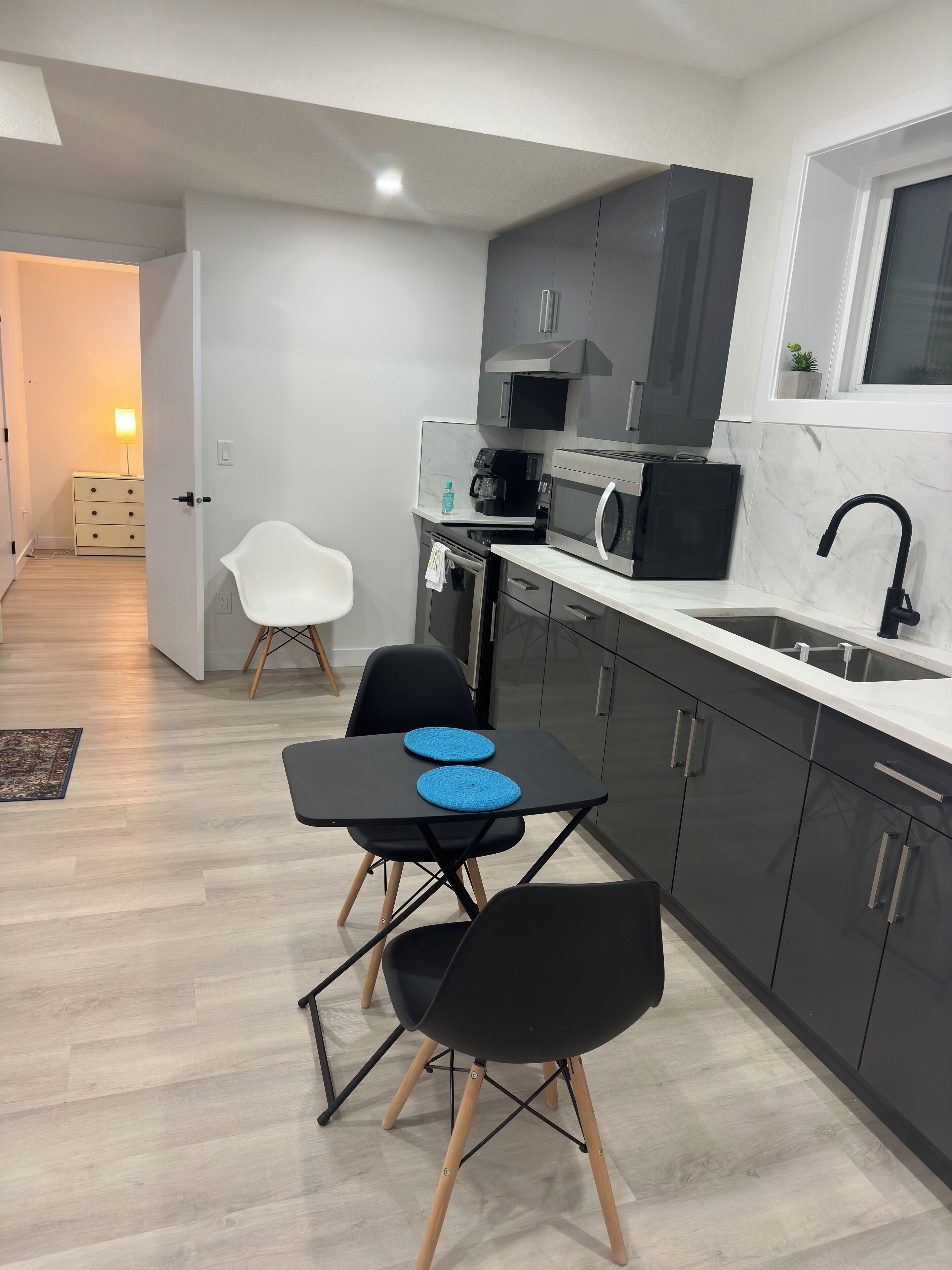 Kjøleskap, mikrobølgeovn, ovn og kokeplater