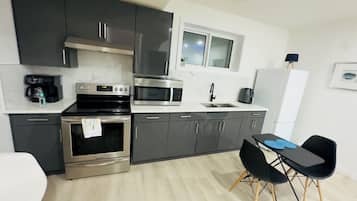 Refrigerador, microondas, horno, placa de cocina