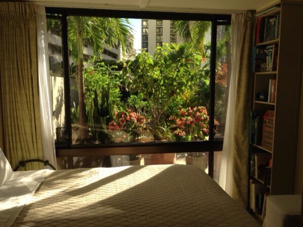1 bedroom, desk, iron/ironing board, WiFi - WAIKIKI SUNSET IN FRONT OF GARDEN OASIS (Honolulu)