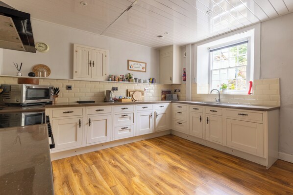 House, Patio | Private kitchen | Electric kettle, toaster