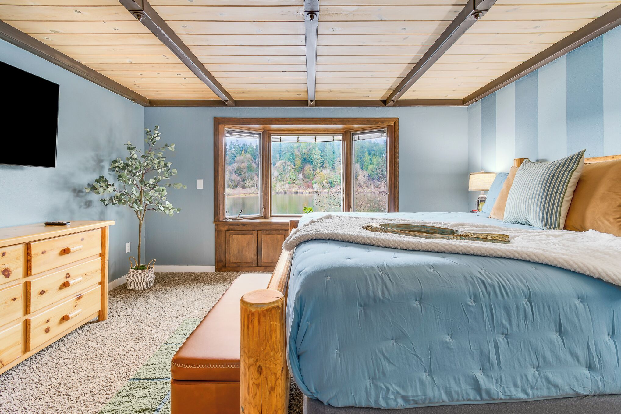 4 makuuhuonetta, työpöytä, silitysrauta/-lauta, vauvan matkasänky