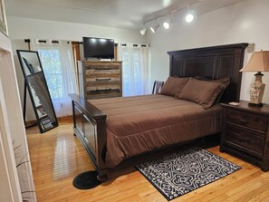 4 bedrooms, iron/ironing board, free WiFi, bed sheets