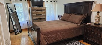 Charming 3-bedroom renovated farmhouse in Cooperstown with Wi-Fi and AC