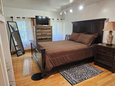 Charming 3-bedroom renovated farmhouse in Cooperstown with Wi-Fi and AC