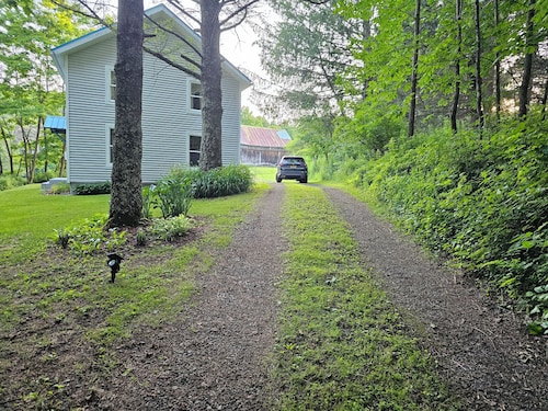 Charming 3-bedroom renovated farmhouse in Cooperstown with Wi-Fi and AC