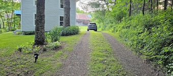 Charming 3-bedroom renovated farmhouse in Cooperstown with Wi-Fi and AC