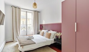 3 bedrooms, desk, iron/ironing board, free WiFi