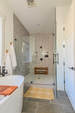 Regadera, amenidades de baño ecológicas, secadora de cabello, toallas 