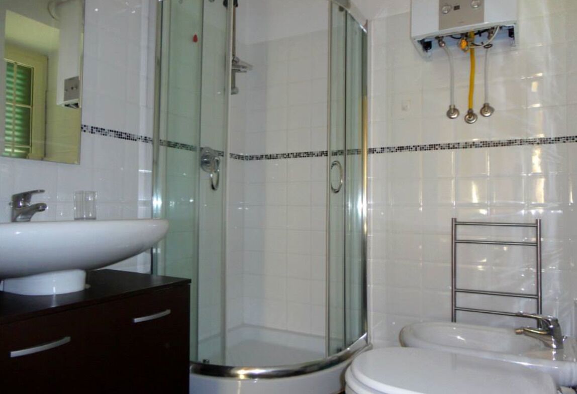 Haartrockner, Bidet, Seife, Toilettenpapier