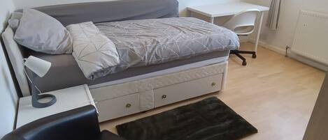 3 quartos, ferros/tábuas de passar roupa, Wi-Fi, roupa de cama